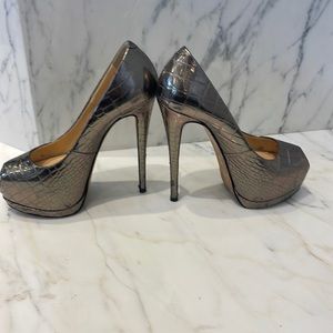 AUTHENTIC GIUSEPPE ZANOTTI - beautiful croc chrome color - wears as a size 6